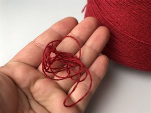 100 % wool 2 trådet - i smuk dyb rød, ca 500 gram
